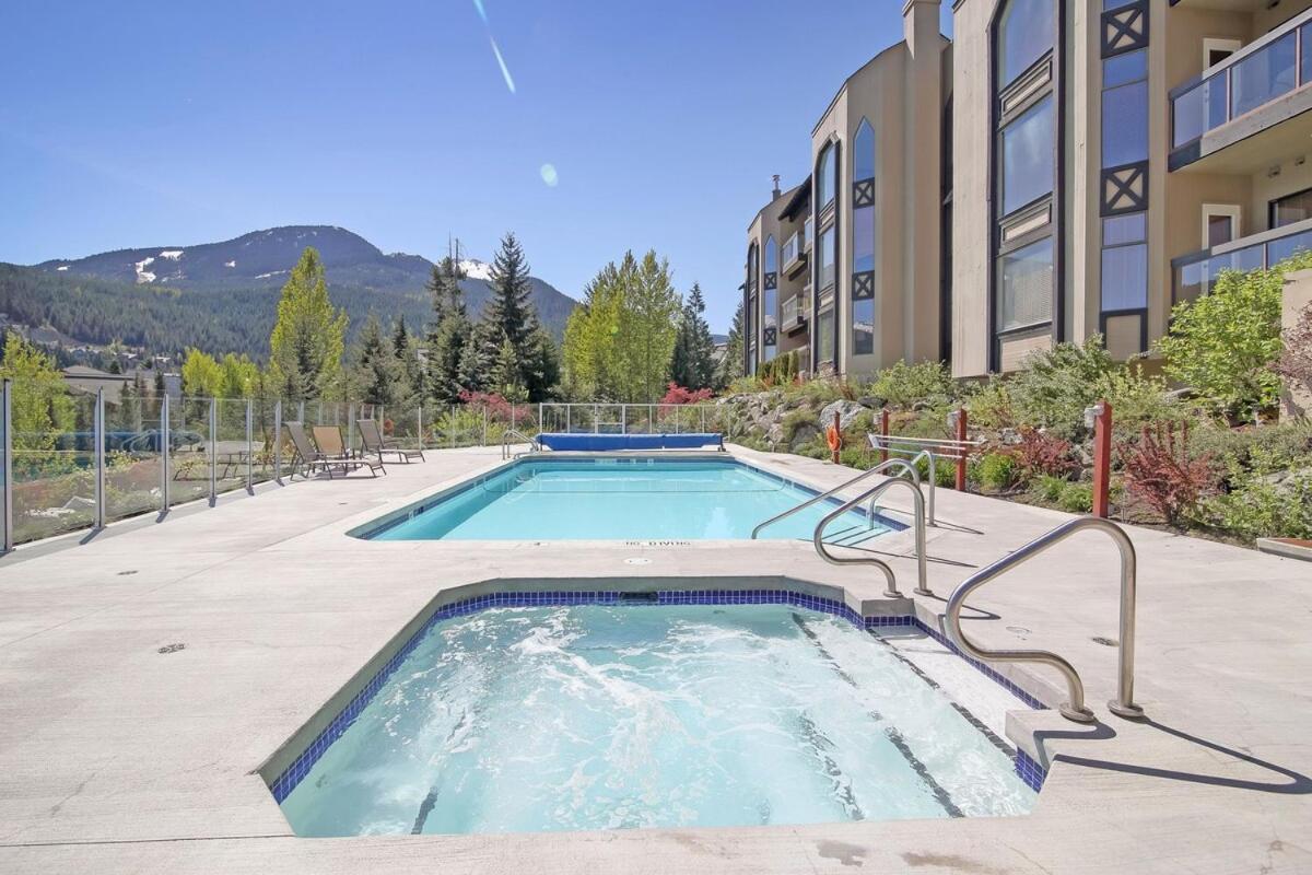 Ironwoods On Blueberry Hill By Whistler Blackcomb Vacation Rentals Exterior photo
